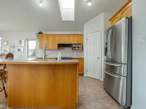 47 Kodiak Boulevard North, Lethbridge, AB - Indoor Photo Showing Kitchen