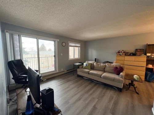 308-85 Foxbend Crescent North, Lethbridge, AB - Indoor Photo Showing Living Room