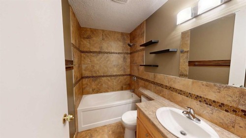 1-115 Lafayette Boulevard West, Lethbridge, AB - Indoor Photo Showing Bathroom