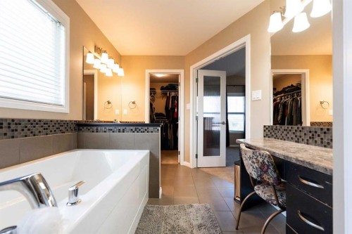 733 Twinriver Loop West, Lethbridge, AB - Indoor Photo Showing Bathroom