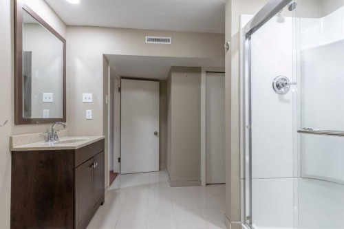 315 Dieppe Boulevard South, Lethbridge, AB - Indoor Photo Showing Bathroom