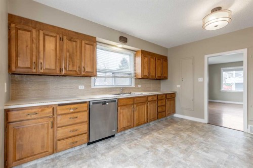 315 Dieppe Boulevard South, Lethbridge, AB - Indoor Photo Showing Kitchen