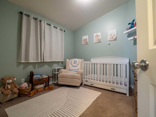 263 Mt Sunburst Way West, Lethbridge, AB - Indoor Photo Showing Bedroom