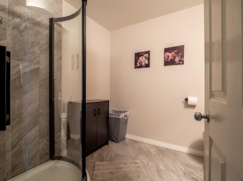 263 Mt Sunburst Way West, Lethbridge, AB - Indoor Photo Showing Bathroom