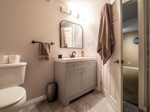 263 Mt Sunburst Way West, Lethbridge, AB - Indoor Photo Showing Bathroom