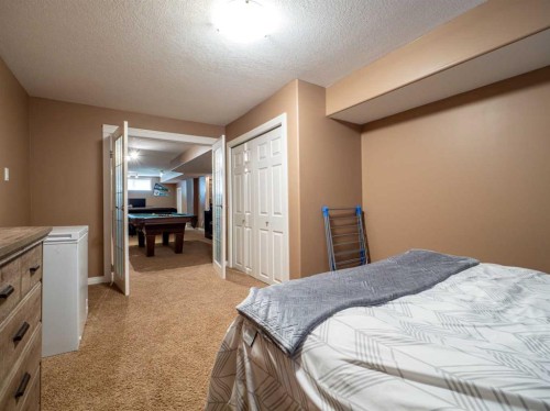 263 Mt Sunburst Way West, Lethbridge, AB - Indoor Photo Showing Bedroom