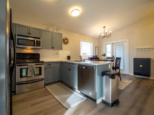 263 Mt Sunburst Way West, Lethbridge, AB - Indoor Photo Showing Kitchen