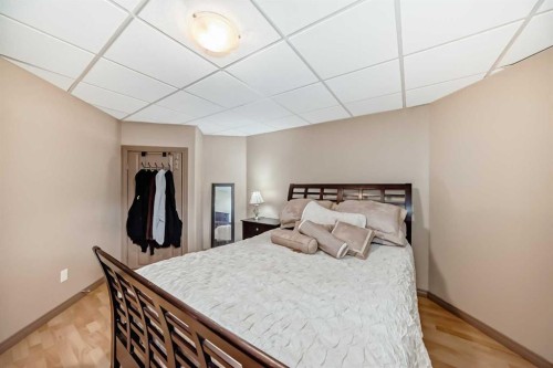 41 Canyoncrest Point West, Lethbridge, AB - Indoor Photo Showing Bedroom