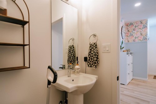 209 Blackwolf Place North, Lethbridge, AB - Indoor Photo Showing Bathroom