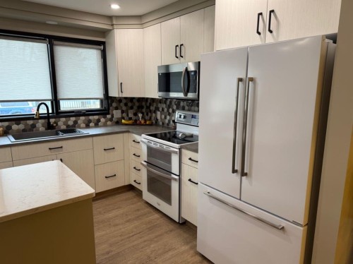 1813 Elm Road South, Lethbridge, AB - Indoor Photo Showing Kitchen With Double Sink