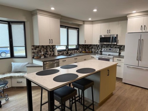 1813 Elm Road South, Lethbridge, AB - Indoor Photo Showing Kitchen