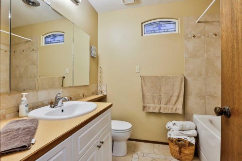 1813 Elm Road South, Lethbridge, AB - Indoor Photo Showing Bathroom