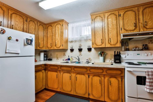 1813 Elm Road South, Lethbridge, AB - Indoor Photo Showing Kitchen With Double Sink