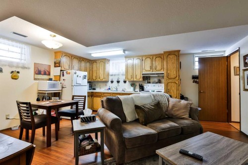 1813 Elm Road South, Lethbridge, AB - Indoor Photo Showing Kitchen