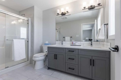 4889 7Th Street West, Claresholm, AB - Indoor Photo Showing Bathroom