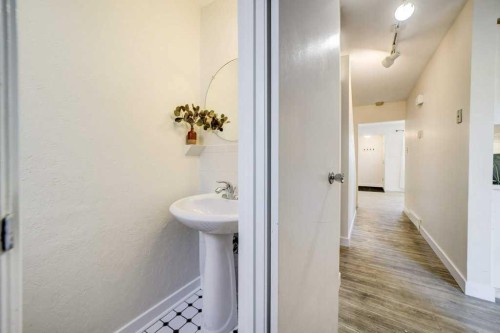 3511 Forestry Avenue South, Lethbridge, AB - Indoor Photo Showing Bathroom
