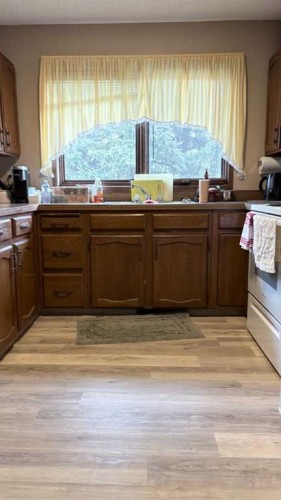 105 4Th Street West, Foremost, AB - Indoor Photo Showing Kitchen