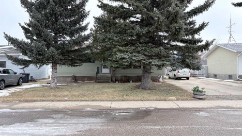 105 4Th Street West, Foremost, AB - Outdoor