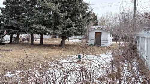 105 4Th Street West, Foremost, AB - Outdoor