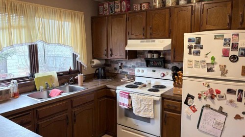 105 4Th Street West, Foremost, AB - Indoor Photo Showing Kitchen With Double Sink