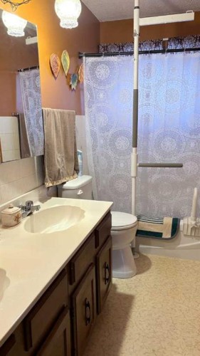 105 4Th Street West, Foremost, AB - Indoor Photo Showing Bathroom