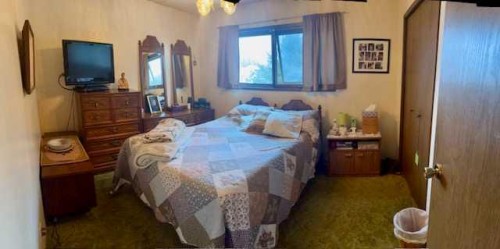 105 4Th Street West, Foremost, AB - Indoor Photo Showing Bedroom