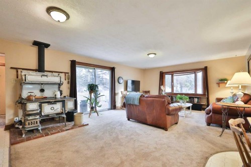 95 N 250 W, Raymond, AB - Indoor Photo Showing Other Room