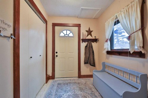 95 N 250 W, Raymond, AB - Indoor Photo Showing Other Room