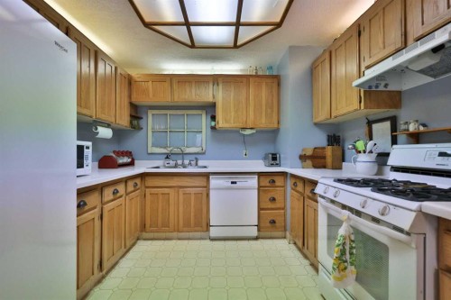 95 N 250 W, Raymond, AB - Indoor Photo Showing Kitchen