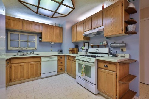 95 N 250 W, Raymond, AB - Indoor Photo Showing Kitchen With Double Sink