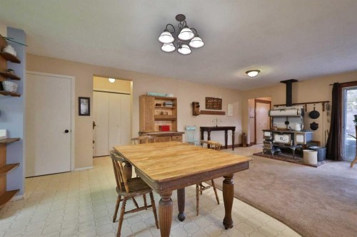 95 N 250 W, Raymond, AB - Indoor Photo Showing Dining Room