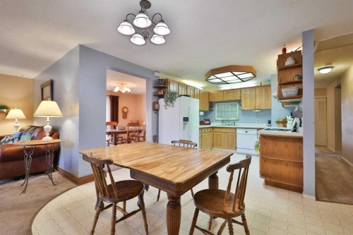 95 N 250 W, Raymond, AB - Indoor Photo Showing Dining Room