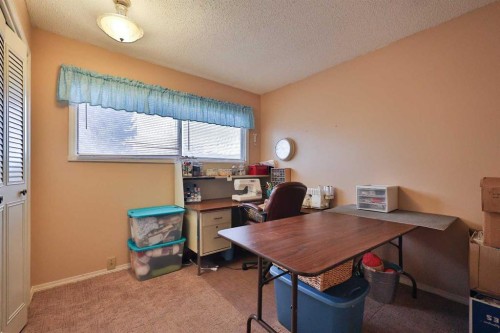 95 N 250 W, Raymond, AB - Indoor Photo Showing Office