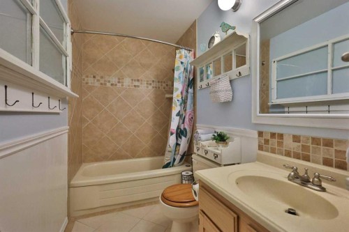 95 N 250 W, Raymond, AB - Indoor Photo Showing Bathroom