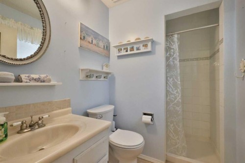 95 N 250 W, Raymond, AB - Indoor Photo Showing Bathroom