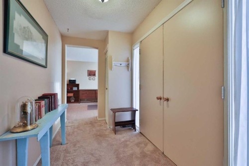 95 N 250 W, Raymond, AB - Indoor Photo Showing Other Room