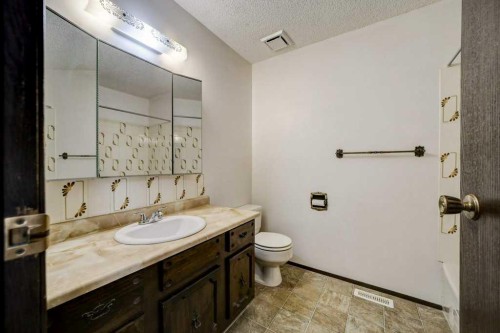 15 Cambridge Road West, Lethbridge, AB 