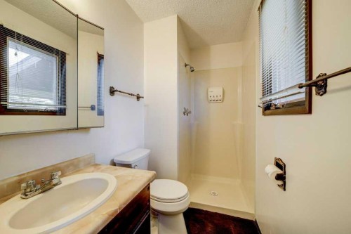 15 Cambridge Road West, Lethbridge, AB 