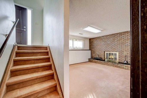 15 Cambridge Road West, Lethbridge, AB 