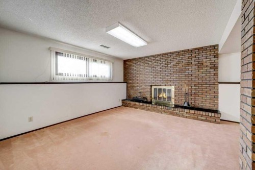 15 Cambridge Road West, Lethbridge, AB 