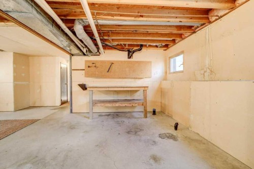 15 Cambridge Road West, Lethbridge, AB 