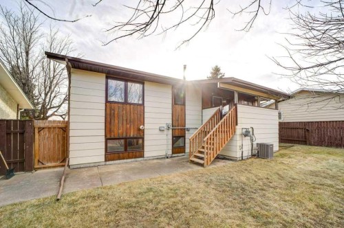 15 Cambridge Road West, Lethbridge, AB 