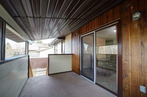 15 Cambridge Road West, Lethbridge, AB 