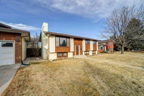 15 Cambridge Road West, Lethbridge, AB 