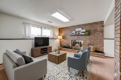 15 Cambridge Road West, Lethbridge, AB 