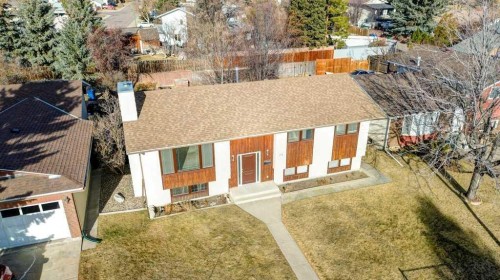 15 Cambridge Road West, Lethbridge, AB 