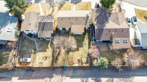 15 Cambridge Road West, Lethbridge, AB 