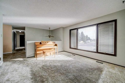 15 Cambridge Road West, Lethbridge, AB 