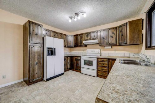 15 Cambridge Road West, Lethbridge, AB 