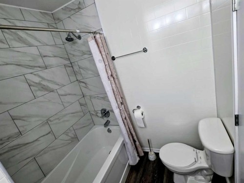 5105 54 Avenue, Taber, AB - Indoor Photo Showing Bathroom